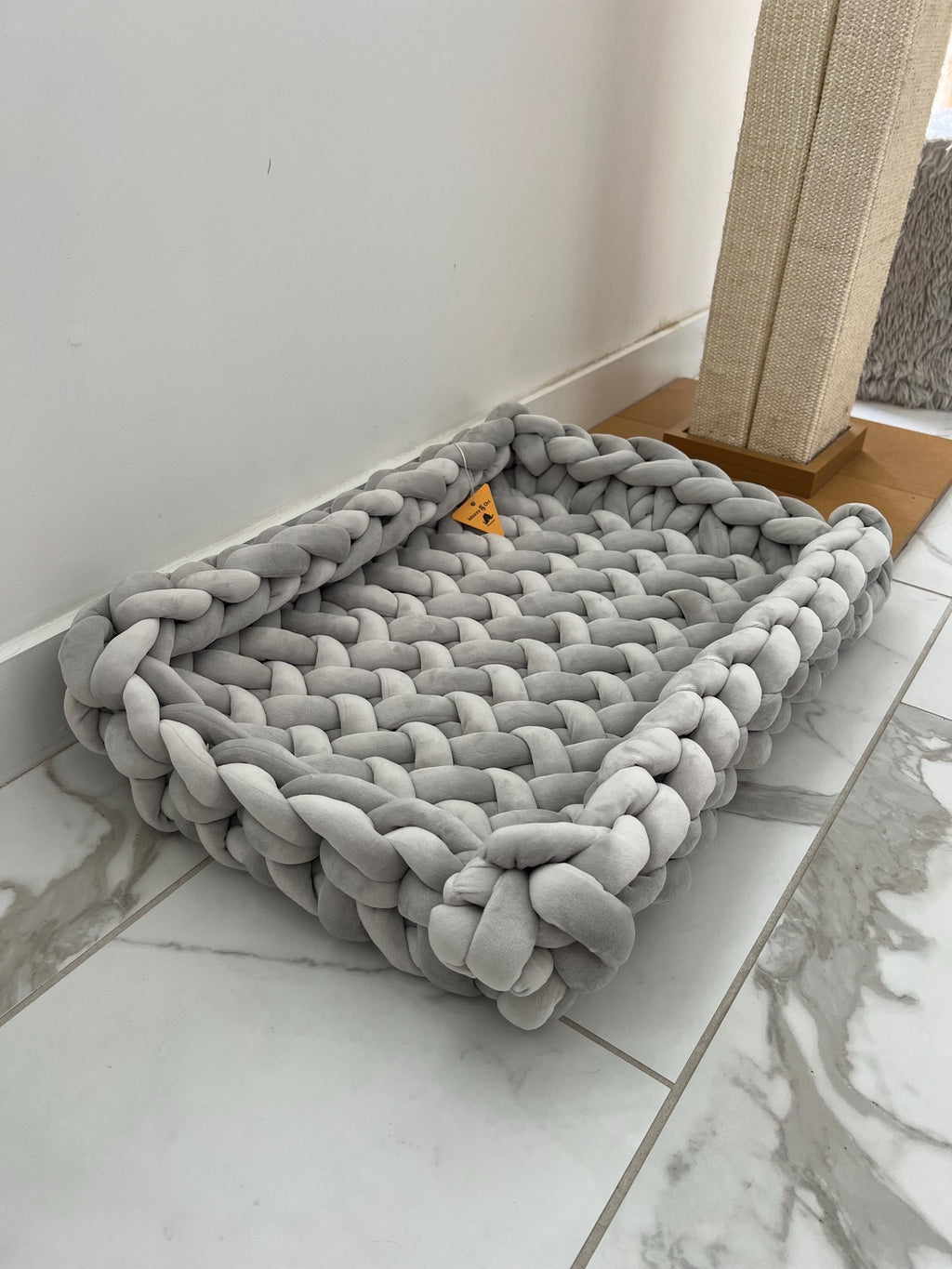 Fury Stitch® Handgestricktes Samt-Katzenbett | Orthopädisches Kuschelnest