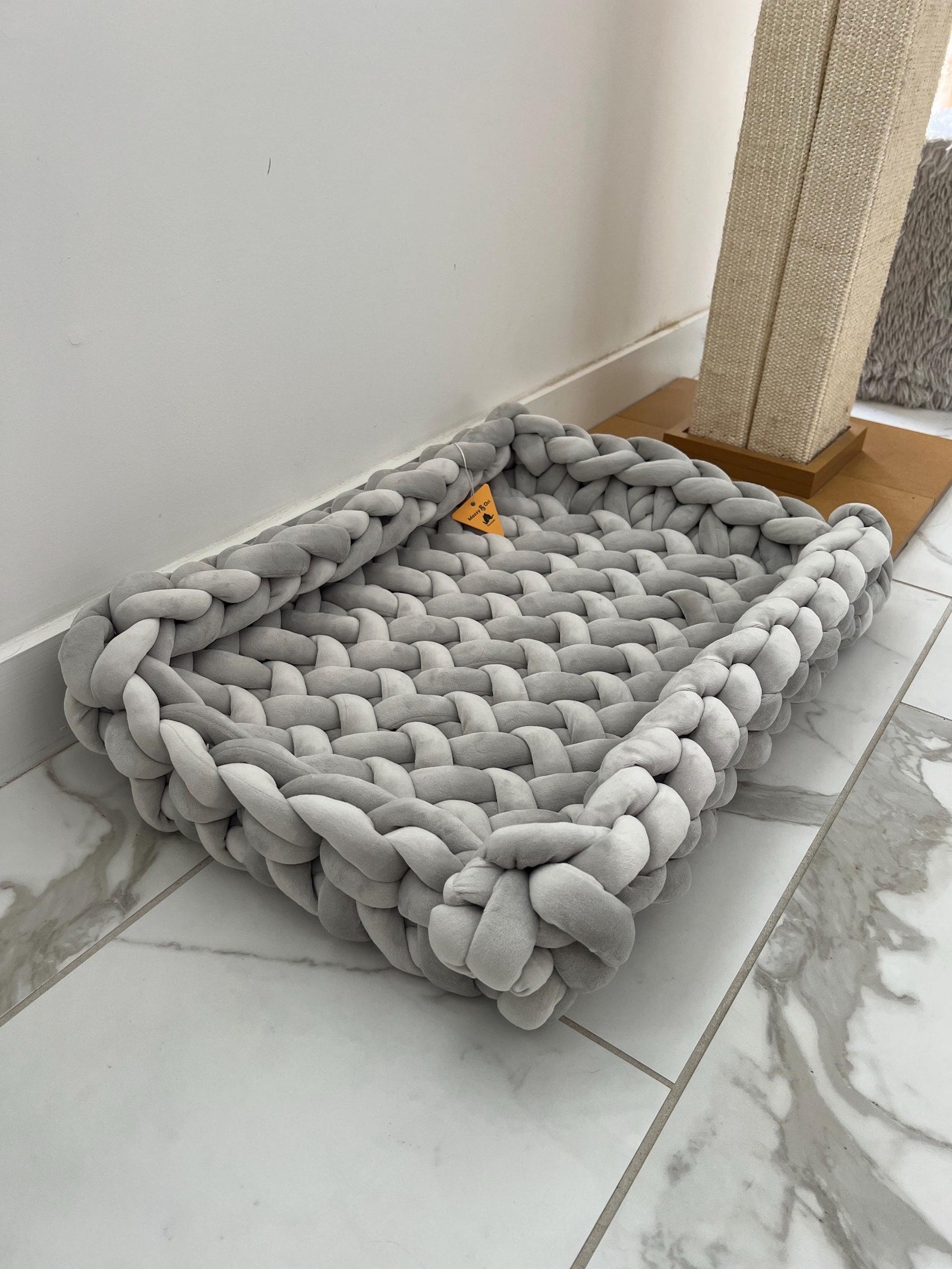 Fury Stitch® Handgestricktes Samt-Katzenbett | Orthopädisches Kuschelnest