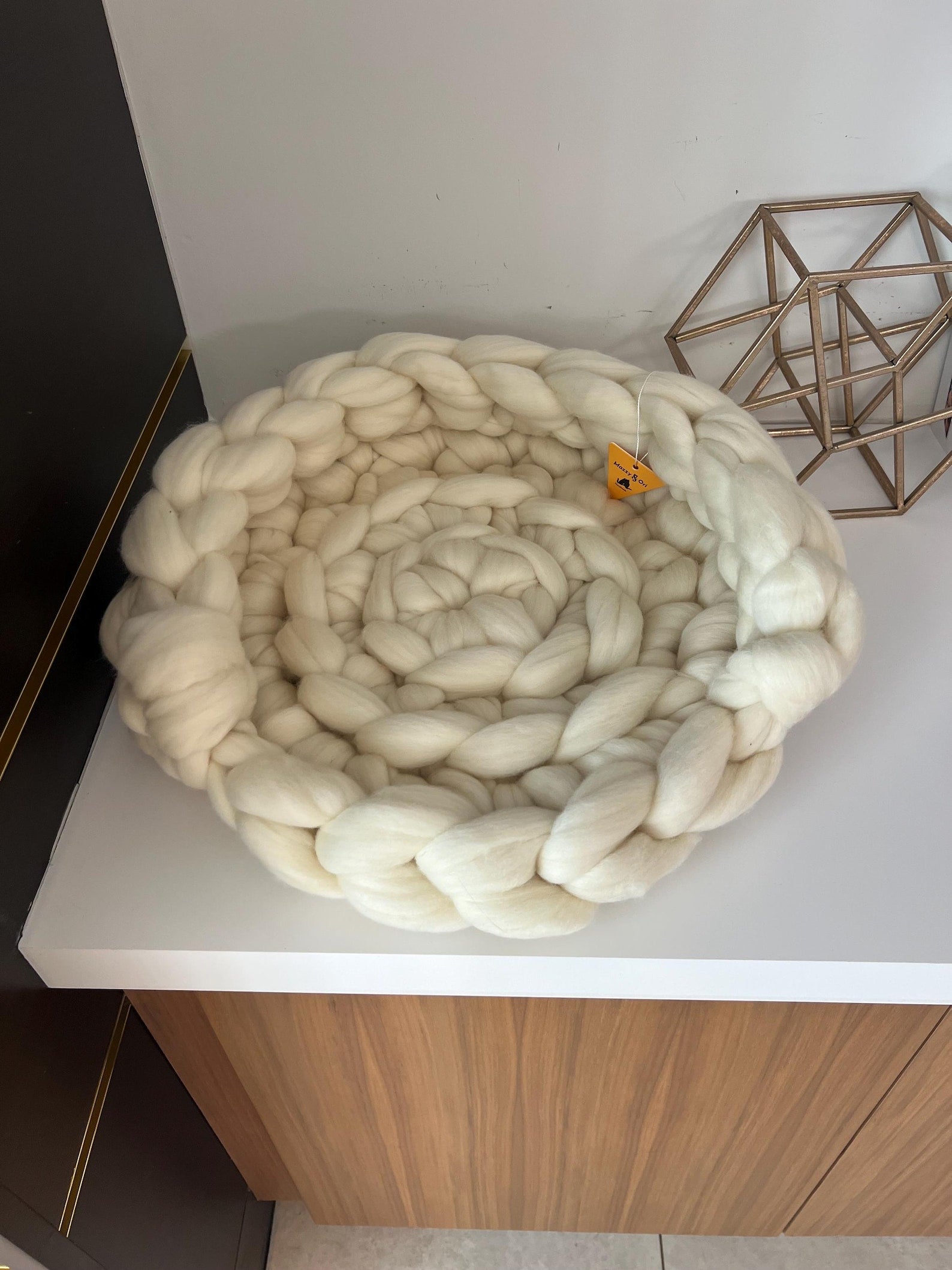 Fury Stitch® Merino-Kätzchenbett aus 100% Merinowolle | Handgehäkeltes Katzenkörbchen