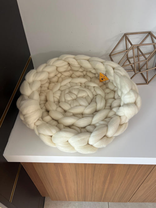 Fury Stitch® Merino-Kätzchenbett aus 100% Merinowolle | Handgehäkeltes Katzenkörbchen