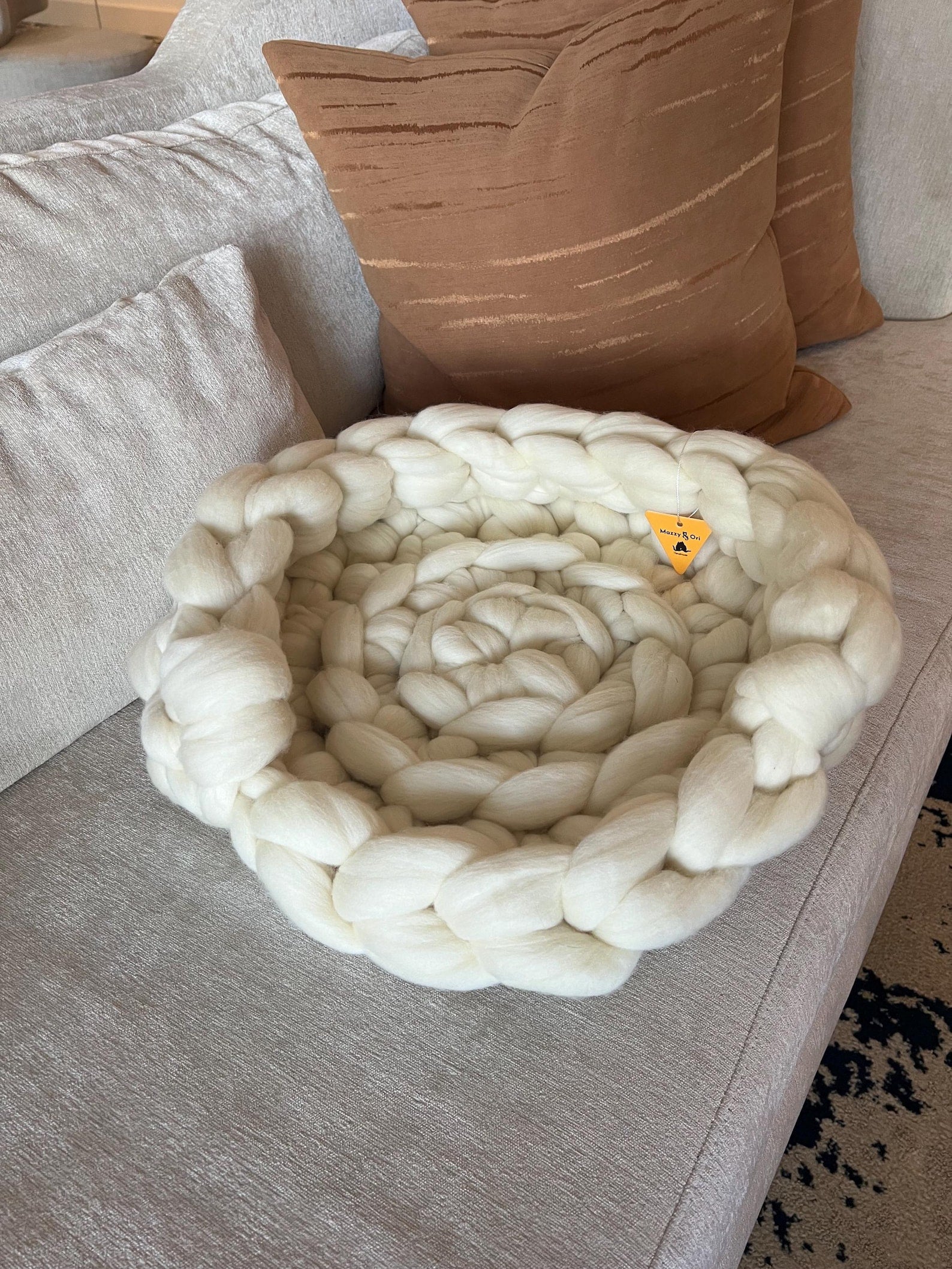 Fury Stitch® Merino-Kätzchenbett aus 100% Merinowolle | Handgehäkeltes Katzenkörbchen
