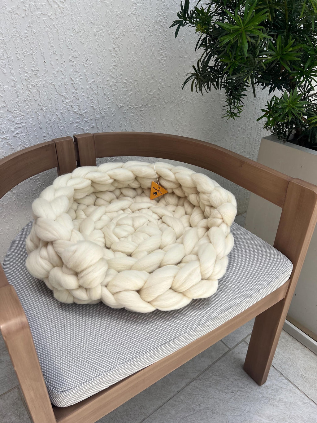 Fury Stitch® Merino-Kätzchenbett aus 100% Merinowolle | Handgehäkeltes Katzenkörbchen