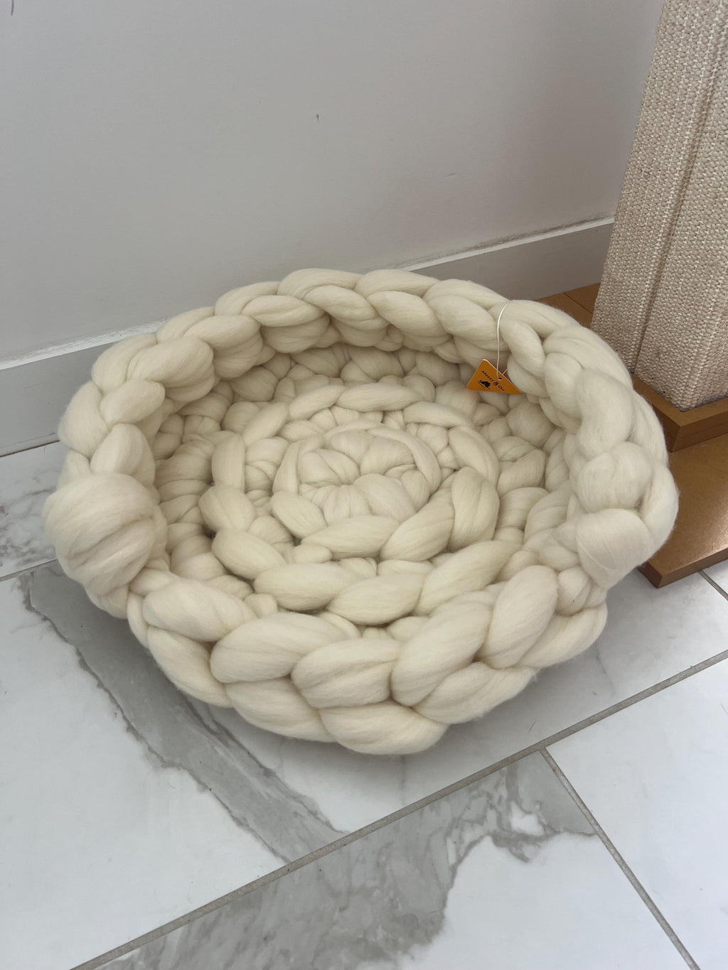 Fury Stitch® Merino-Kätzchenbett aus 100% Merinowolle | Handgehäkeltes Katzenkörbchen