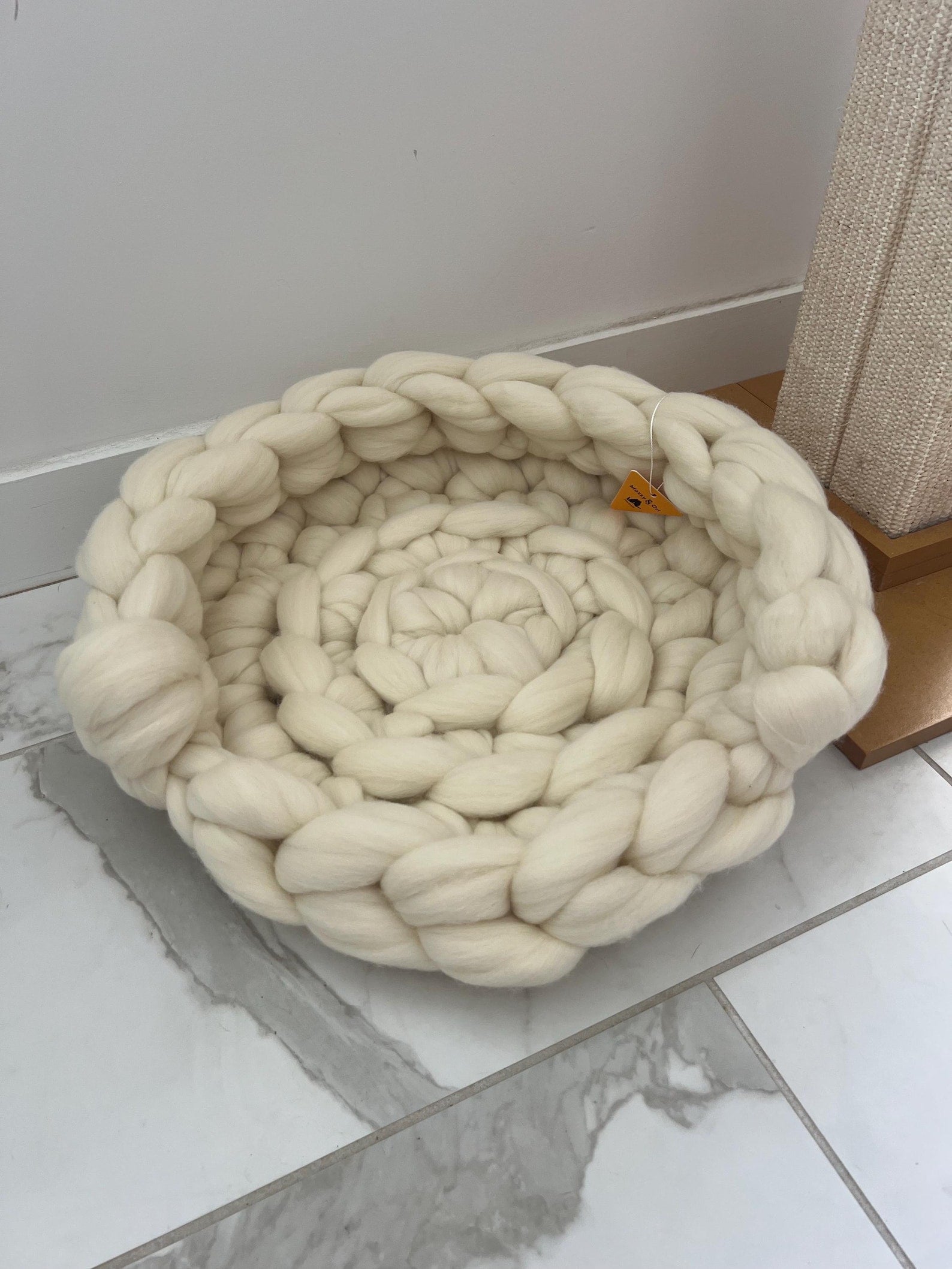 Fury Stitch® Merino-Kätzchenbett aus 100% Merinowolle | Handgehäkeltes Katzenkörbchen