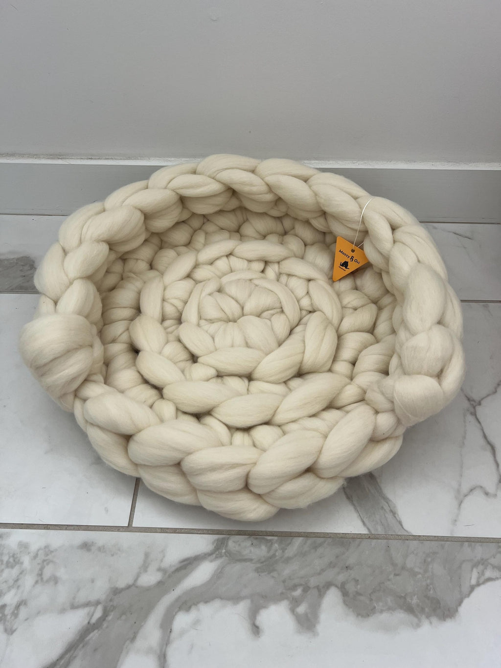Fury Stitch® Merino-Kätzchenbett aus 100% Merinowolle | Handgehäkeltes Katzenkörbchen
