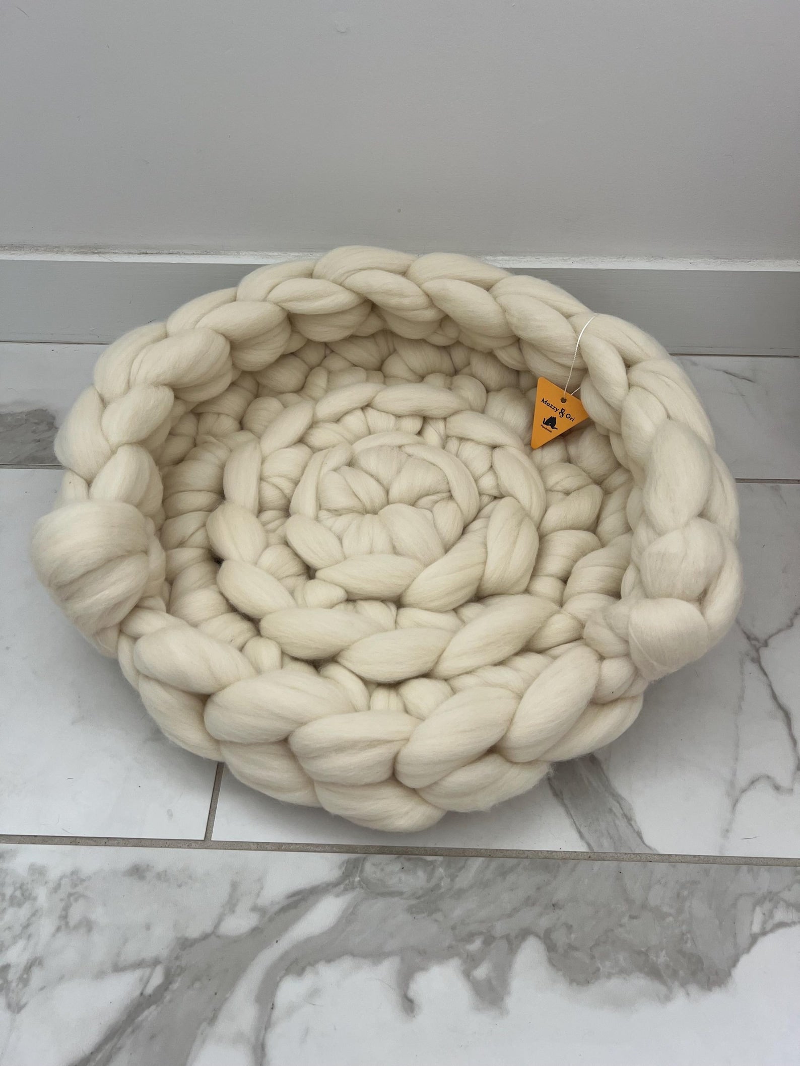 Fury Stitch® Merino-Kätzchenbett aus 100% Merinowolle | Handgehäkeltes Katzenkörbchen