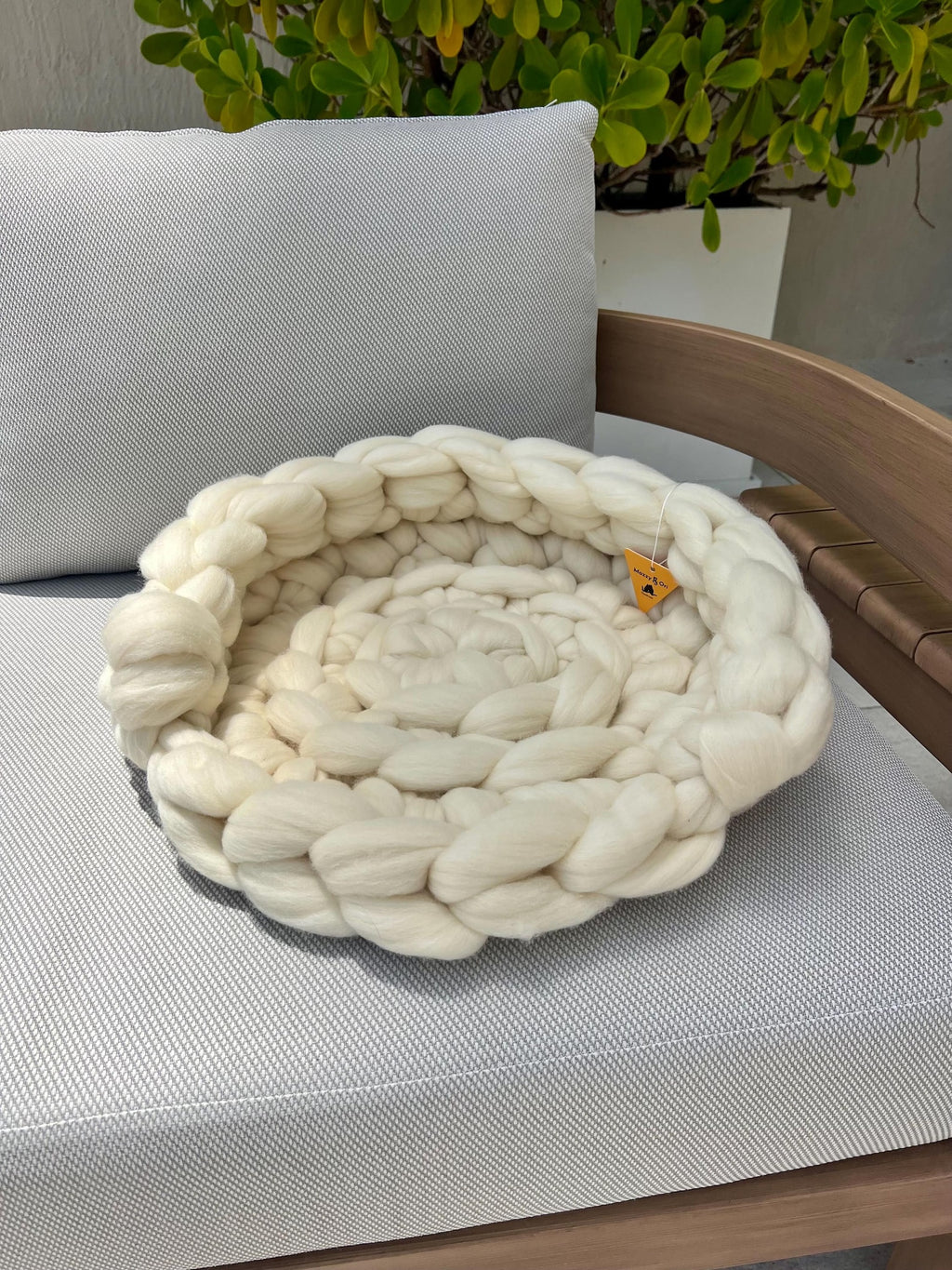 Fury Stitch® Merino-Kätzchenbett aus 100% Merinowolle | Handgehäkeltes Katzenkörbchen